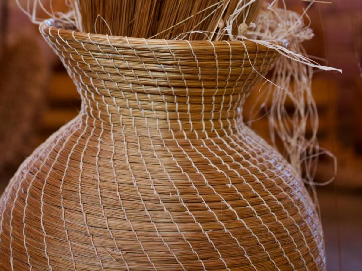 Minimalist Natural Vase – Artisanal Golden Grass Craftsmanship