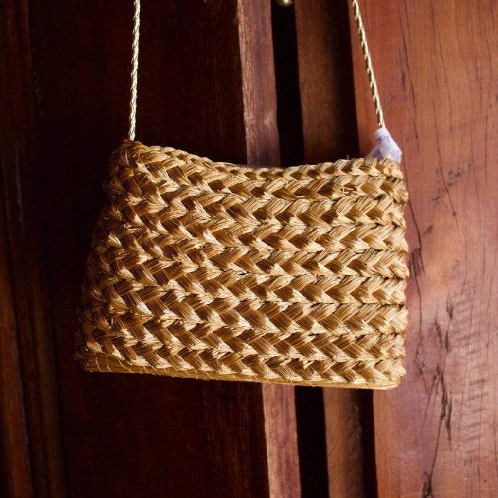 Beautiful chic golden grass bag for women. Perfect for travel and beach life. Made in Mumbuca