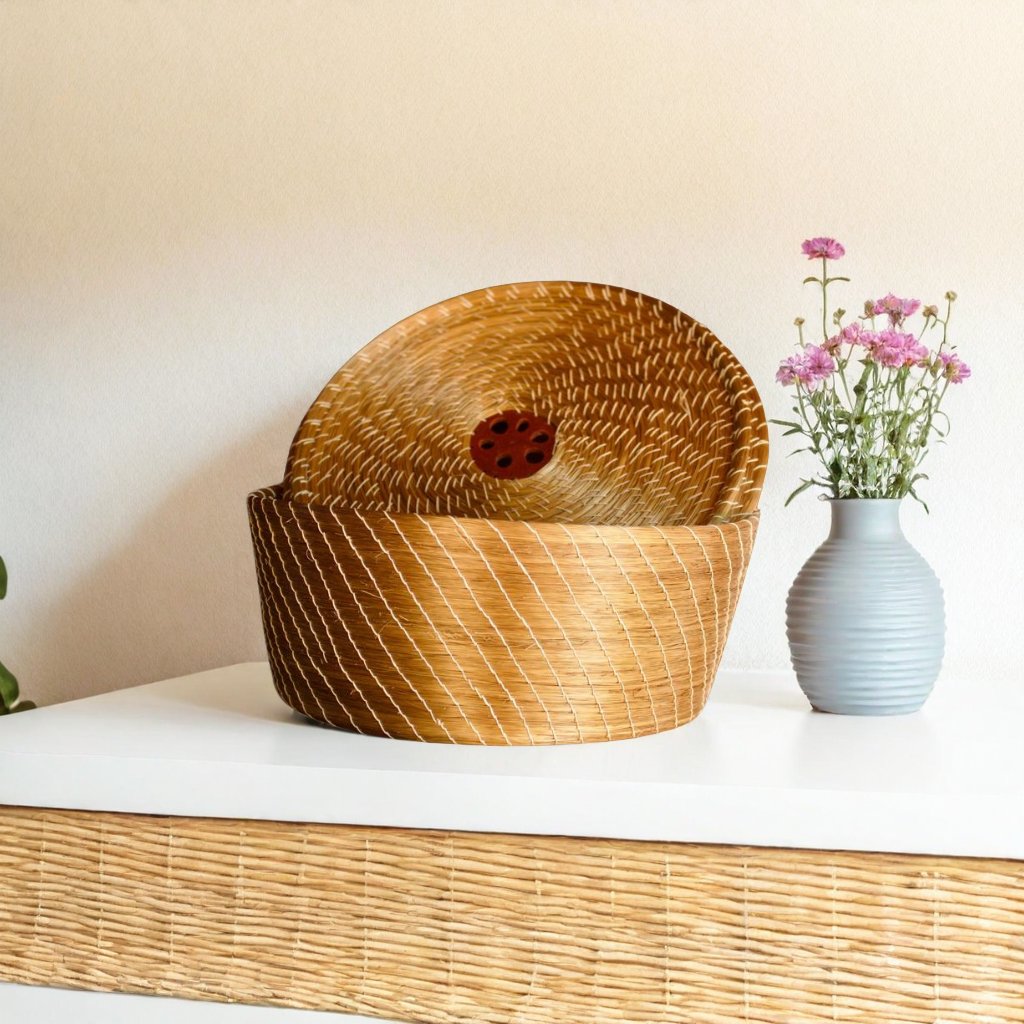 Golden grass storage box from Mumbuca in Tocantines, Brazil for sale