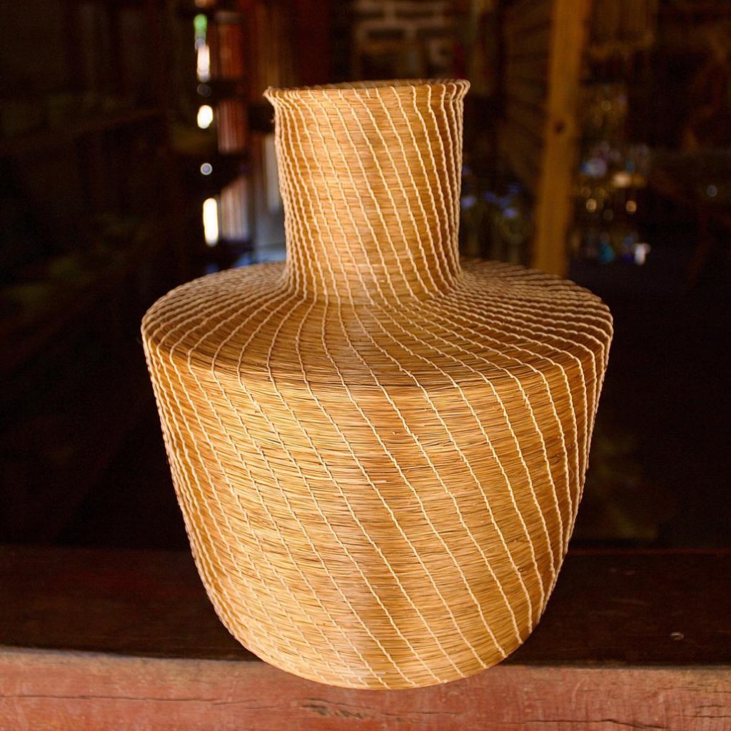 "Golden Grass home décor collection from Mumbuca – artisan-crafted baskets, vases, and wall art made in Brazil using sustainable materials."