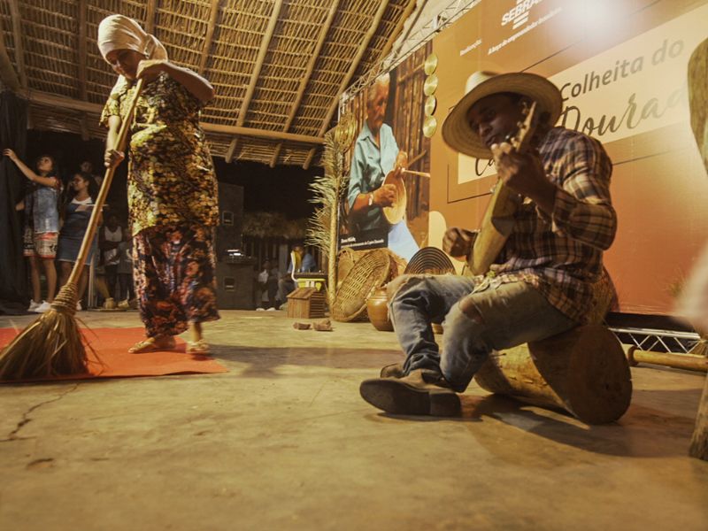 “Handcrafted Brazilian guitar made with natural golden grass detailing – available at Mumbuca.com”