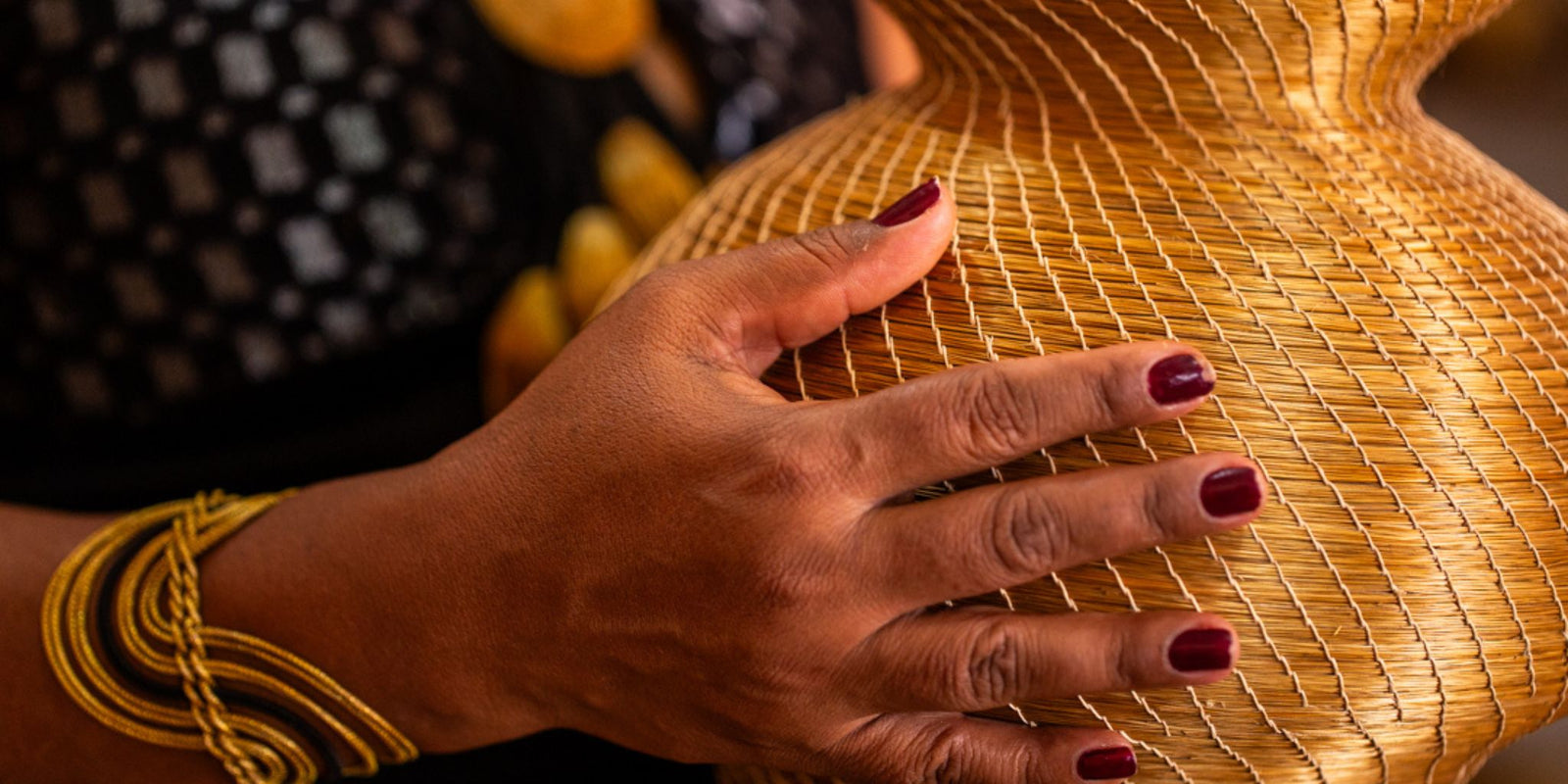 “Historical roots of Mumbuca artisans weaving golden grass in Jalapão, Brazil – cultural heritage preserved at Mumbuca.com”