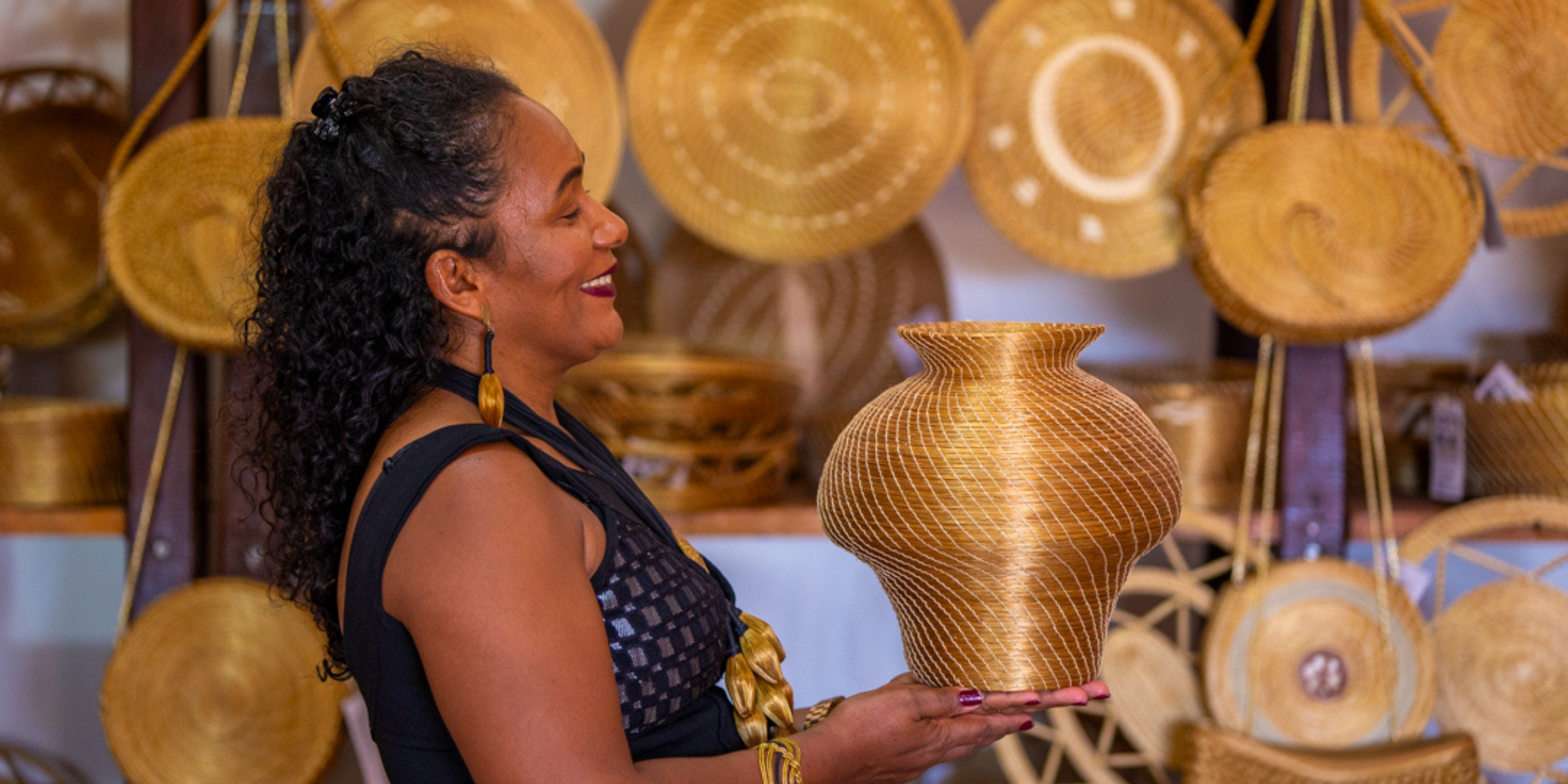 Sustainable artisan accessories crafted from capim dourado at Mumbuca.com